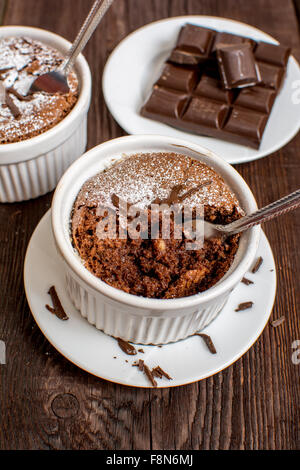 Tradizionale Francese souffle al cioccolato in piastra bianca Foto Stock