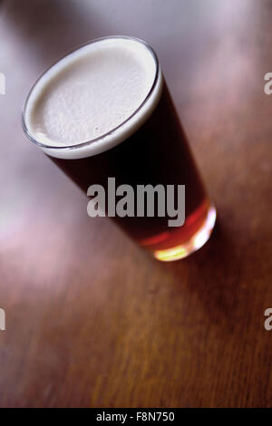Pinta di birra rinfrescante di real ale in pub / pinta di birra Foto Stock