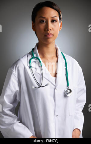 Ritratto in studio del medico con stetoscopio Foto Stock