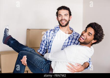 Uomo sorridente di prelevare il suo partner Foto Stock