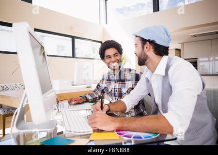 Felice coppia gay a parlare mentre si lavora Foto Stock