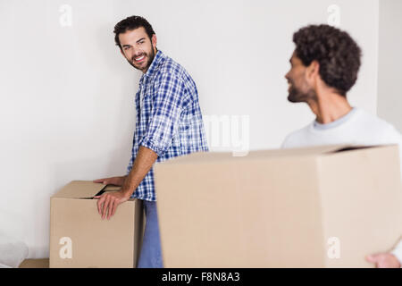 Felice coppia gay holding grandi scatole Foto Stock