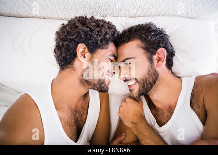 Felice coppia gay cercando di ciascun altro Foto Stock