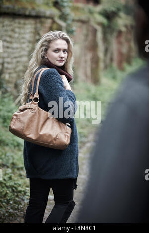 Giovane donna si senta minacciato come Lei cammina Home Foto Stock