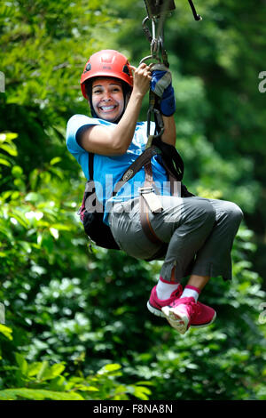 Donna sulla linea di zip, Ecoquest Avventure & Tours, Hacienda Campo Rico, Carolina, Puerto Rico Foto Stock