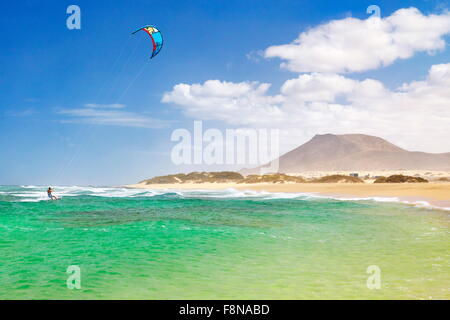 Il kitesurfing presso la spiaggia vicino a Corralejo, isola di Fuerteventura, Isole Canarie, Spagna, Foto Stock