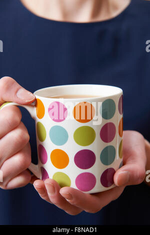 Close up donna coppa di ritegno Foto Stock