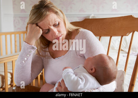 Frustrata madre affetti da Post Natal depressione Foto Stock
