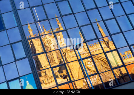 Chiesa della Santa Trinità, Hull, riflessa nella vetrina blocco ufficio di Kingston upon Hull, East Riding of Yorkshire, Inghilterra, Regno Unito Foto Stock