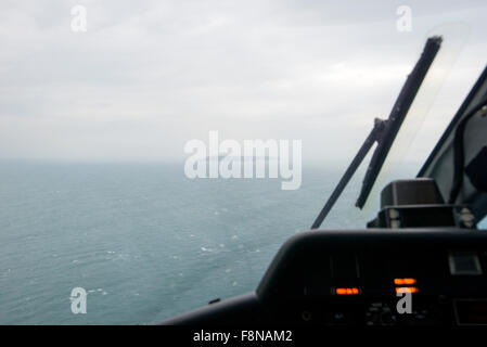 Nella cabina di pilotaggio di un elicottero dalla terraferma di Lundy Island, all'orizzonte Foto Stock