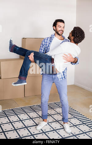 Uomo sorridente di prelevare il suo partner Foto Stock