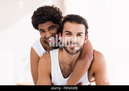 Ritratto di felice coppia gay avvolgente Foto Stock