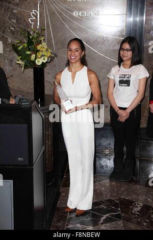 Misty Copeland e Cindi Leive illuminare l'Empire State Building rosa in onore del venticinquesimo anniversario del glamour donne dell'anno premi e il primo anniversario del glamour è il Girl Project. Dotato di: Misty Copeland dove: NYC, New York, unite Foto Stock