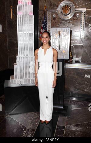 Misty Copeland e Cindi Leive illuminare l'Empire State Building rosa in onore del venticinquesimo anniversario del glamour donne dell'anno premi e il primo anniversario del glamour è il Girl Project. Dotato di: Misty Copeland dove: NYC, New York, unite Foto Stock