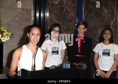 Misty Copeland e Cindi Leive illuminare l'Empire State Building rosa in onore del venticinquesimo anniversario del glamour donne dell'anno premi e il primo anniversario del glamour è il Girl Project. Dotato di: Misty Copeland, Cindi Leive, la ragazza Proj Foto Stock