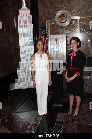 Misty Copeland e Cindi Leive illuminare l'Empire State Building rosa in onore del venticinquesimo anniversario del glamour donne dell'anno premi e il primo anniversario del glamour è il Girl Project. Dotato di: Misty Copeland, Cindi Leive, Cynthia Leive Foto Stock