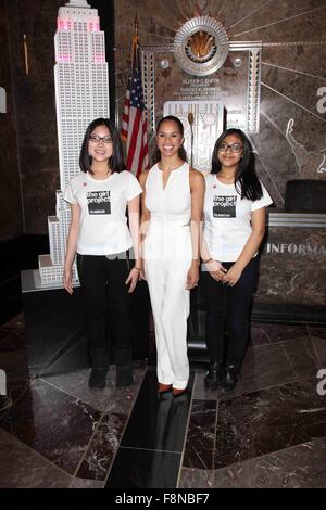 Misty Copeland e Cindi Leive illuminare l'Empire State Building rosa in onore del venticinquesimo anniversario del glamour donne dell'anno premi e il primo anniversario del glamour è il Girl Project. Dotato di: Misty Copeland, la ragazza Progetto Dove: NY Foto Stock