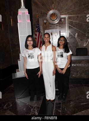 Misty Copeland e Cindi Leive illuminare l'Empire State Building rosa in onore del venticinquesimo anniversario del glamour donne dell'anno premi e il primo anniversario del glamour è il Girl Project. Dotato di: Misty Copeland, la ragazza Progetto Dove: NY Foto Stock