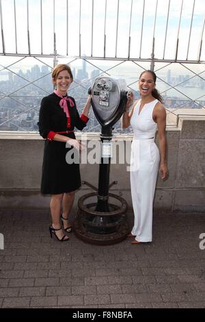 Misty Copeland e Cindi Leive illuminare l'Empire State Building rosa in onore del venticinquesimo anniversario del glamour donne dell'anno premi e il primo anniversario del glamour è il Girl Project. Dotato di: Cindi Leive, Misty Copeland dove: NYC, Ne Foto Stock