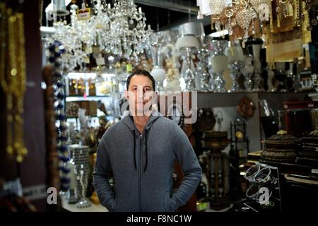 Dearborn, Michigan, Stati Uniti d'America. L'8 dicembre, 2015. RADWAN NASSER, 46, di Dearborn, è il presepe di dono società magazzino. L'America comunità musulmana ha le sue radici più profonde qui nel sud-est Michigan, casa di più Medio Oriente immigrati rispetto a qualsiasi altra parte del paese. Per più di un secolo, i nostri amici musulmani e i vicini hanno scelto Detroit per i buoni posti di lavoro del settore auto fornito, l'opportunità economica quei lavori offerte e una comunità diversificata costruito da generazioni di immigrati. © Salwan Georges/ZUMA filo/Alamy Live News Foto Stock