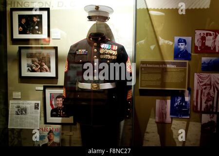 Dearborn, Michigan, Stati Uniti d'America. L'8 dicembre, 2015. L'uniforme di Gunnery Sgt. Jamal S. Baadani è sul display al Arab American National Museum di Dearborn. L'America comunità musulmana ha le sue radici più profonde qui nel sud-est Michigan, casa di più Medio Oriente immigrati rispetto a qualsiasi altra parte del paese. Per più di un secolo, i nostri amici musulmani e i vicini hanno scelto Detroit per i buoni posti di lavoro del settore auto fornito, l'opportunità economica quei lavori offerte e una comunità diversificata costruito da generazioni di immigrati. © Salwan Georges/ZUMA filo/Alamy Live News Foto Stock