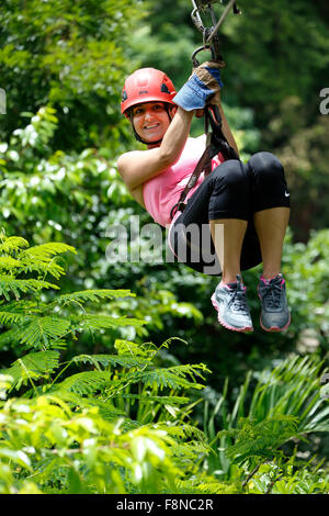 Donna sulla linea di zip, Ecoquest Avventure & Tours, Hacienda Campo Rico, Carolina, Puerto Rico Foto Stock