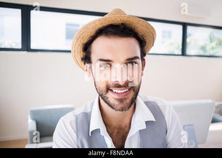 Ritratto di uomo bello sorridente in telecamera Foto Stock