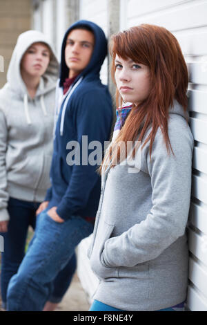 Pista di adolescenti appendere fuori in ambiente urbano Foto Stock