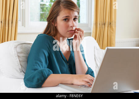 Ragazza adolescente preoccupato sulla linea bullismo Foto Stock