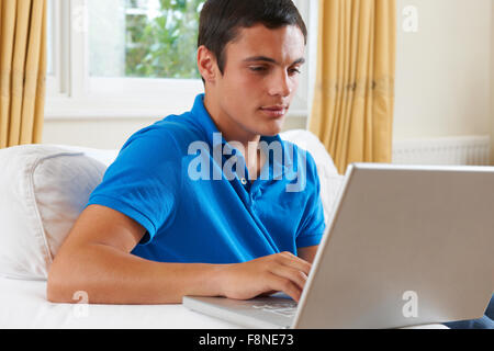 Ragazzo adolescente preoccupato sulla linea bullismo Foto Stock