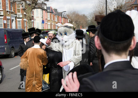 Purim 2015 a Stamford Hill, London il più grande Hasidic comunità ebraica in Europa, con i bambini e i giovani in costume Foto Stock