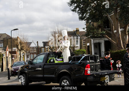 Purim 2015 a Stamford Hill, London il più grande Hasidic comunità ebraica in Europa, con i bambini e i giovani in costume Foto Stock