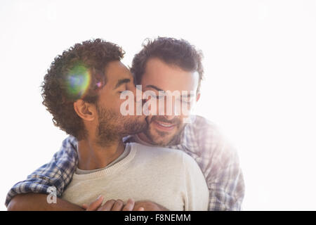 Felice coppia gay coccole Foto Stock