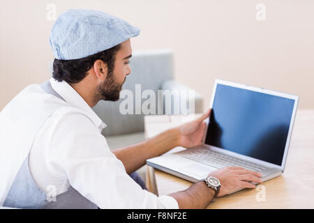 Focalizzato l'uomo utilizzando laptop Foto Stock