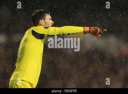 White Hart Lane, Londra, Regno Unito. Decimo Dec, 2015. UEFA Europa League. Tottenham Hotspur versus come Monaco. Tottenham Hotspur di Hugo Lloris punti il modo. Credito: Azione Sport Plus/Alamy Live News Foto Stock