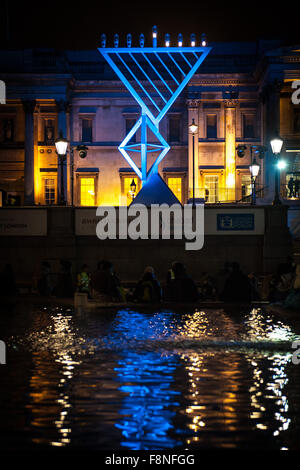 Londra, Regno Unito. Boris Johnson, il sindaco di Londra assiste la Chanukah (Hanukkah) 2015 celebrazioni in Trafalgar Square. Il Festival Ebraico di luci avviene oltre otto giorni con una candela essendo accesa sui nove-ramificato candelabro chiamato la Menorah ogni giorno della celebrazione. Credito: Pete Maclaine/Alamy Live News Foto Stock