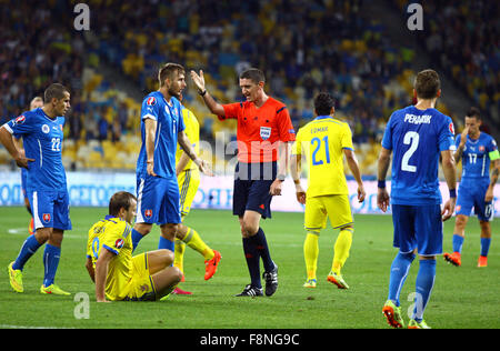 Kiev, Ucraina - 8 Settembre 2014: arbitro Craig Thomson della Scozia in azione durante UEFA EURO 2016 partita di qualificazione tra Ucraina e Slovacchia Foto Stock