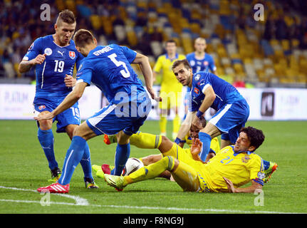 Kiev, Ucraina - 8 Settembre 2014: Edmar dell'Ucraina (in giallo) combatte per una sfera con giocatori slovacchi durante il loro UEFA EURO 2016 partita di qualificazione Foto Stock