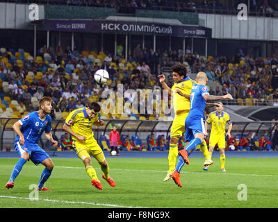 Kiev, Ucraina - 8 Settembre 2014: i giocatori dell'Ucraina (in giallo) lotta per una sfera con giocatori slovacchi durante il loro UEFA EURO Foto Stock