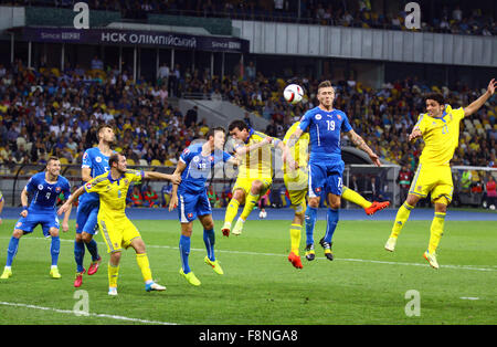 Kiev, Ucraina - 8 Settembre 2014: i giocatori dell'Ucraina (in giallo) lotta per una sfera con giocatori slovacchi durante il loro UEFA EURO Foto Stock