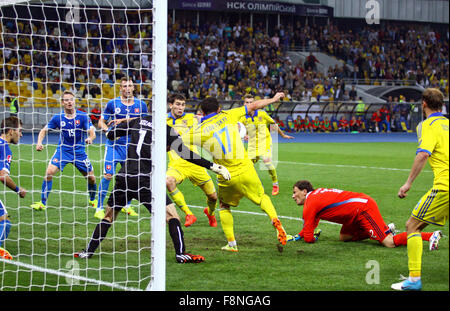 Kiev, Ucraina - 8 Settembre 2014: i giocatori dell'Ucraina (in giallo) lotta per una sfera con giocatori slovacchi durante il loro UEFA EURO 2016 partita di qualificazione Foto Stock