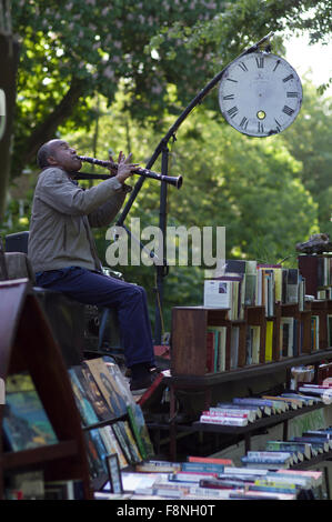 Alto sassofono musicista assolo sulla parola sull'acqua, Londra solo floating bookshop barge posseduti da Paddy strillano Foto Stock