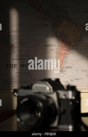 Telecamera analogica e la mappa del mondo Foto Stock