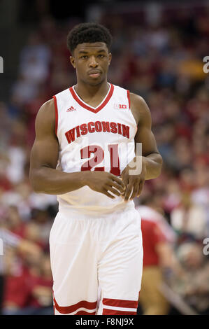 Madison, WI, Stati Uniti d'America. Il 9 dicembre, 2015. Wisconsin Badgers avanti Khalil Iverson #21durante il NCAA pallacanestro tra la UW Milwaukee Panthers e il Wisconsin Badgers a Kohl Center a Madison, WI. UW Milwaukee sconfitto Wisconsin 68-67. John Fisher/CSM/Alamy Live News Foto Stock