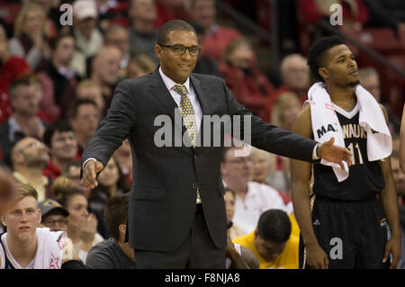 Madison, WI, Stati Uniti d'America. Il 9 dicembre, 2015. Milwaukee coach Rob Jeter durante il NCAA pallacanestro tra la UW Milwaukee Panthers e il Wisconsin Badgers a Kohl Center a Madison, WI. UW Milwaukee sconfitto Wisconsin 68-67. John Fisher/CSM/Alamy Live News Foto Stock