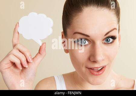 Giovane donna positiva tenendo discorso bolla Foto Stock