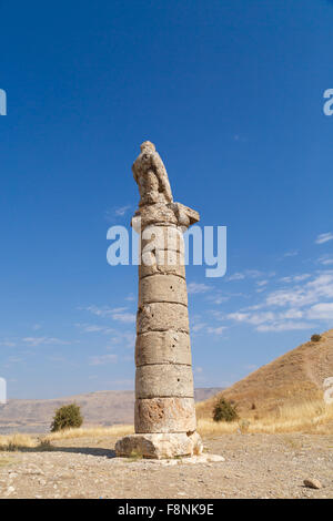 Vista del Tumulo Karakus, antica e storica area di benedetta di Nemrut National Park, sul cielo blu chiaro dello sfondo. Foto Stock