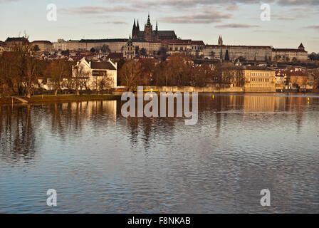 Panorama del castello di Praga con il fiume Moldava Foto Stock