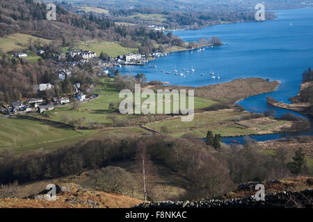 La testa di Windermere a Waterhead e Ambleside Roman Fort a campi Borrans Ambleside Lake District Cumbria Inghilterra England Foto Stock