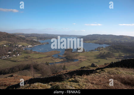 La testa di Windermere a Waterhead e Ambleside Roman Fort a campi Borrans Ambleside Lake District Cumbria Inghilterra England Foto Stock